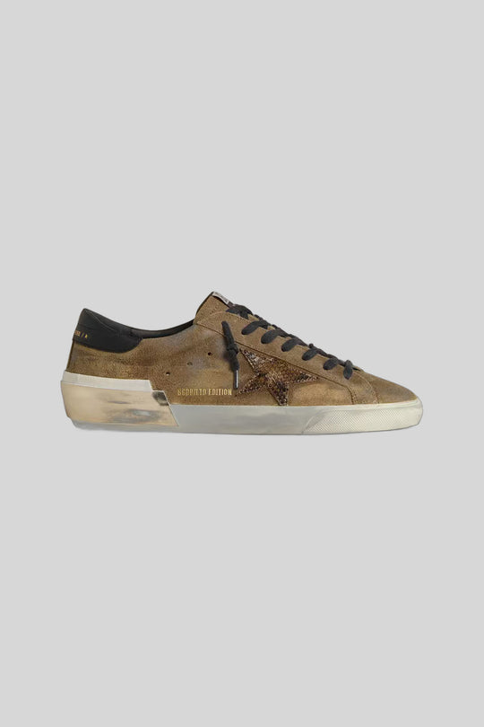 Tênis Golden Star brown - Golden Goose — produto em fundo cinza-claro uniforme