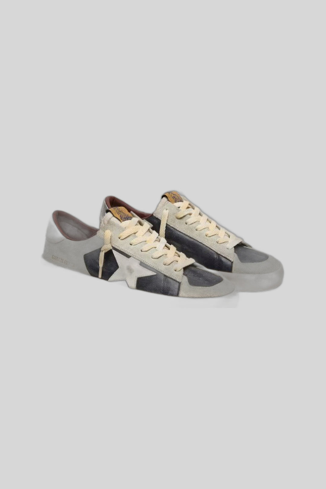 Tênis Stardan - Golden Goose — produto em fundo cinza-claro uniforme
