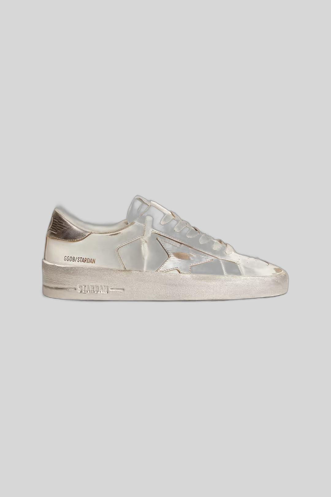 Tênis Stardan White Leather with Silver Metallic - Golden Goose — produto em fundo cinza-claro uniforme