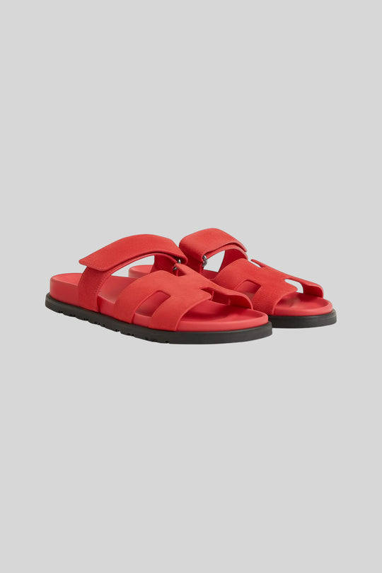 Sandália Chypre Red - Hermès — produto em fundo cinza-claro uniforme