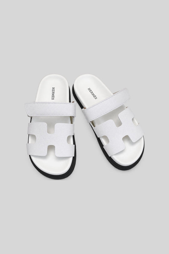Sandália Chypre Blanc Epsom - Hermès: foto 2 em fundo cinza-claro