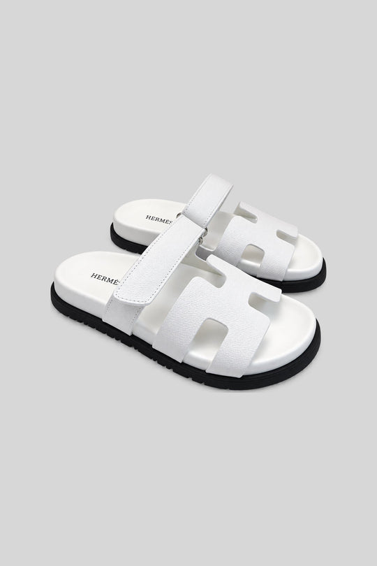 Sandália Chypre Blanc Epsom - Hermès: foto 3 em fundo cinza-claro