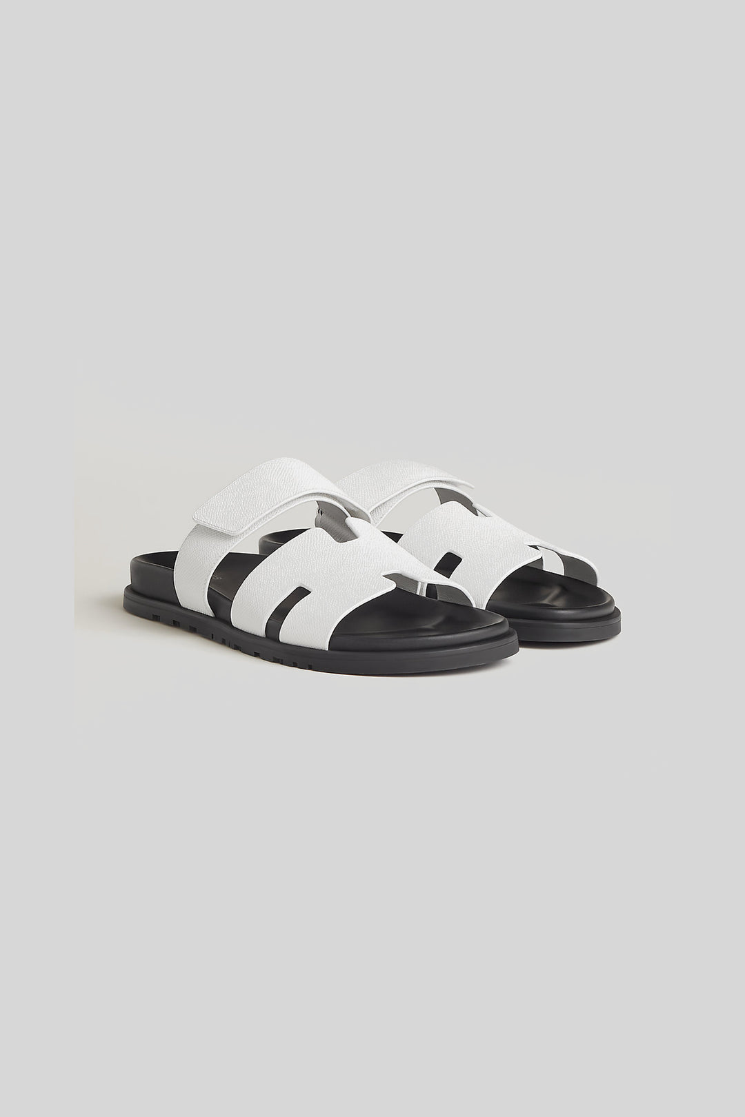 Sandália Chypre Blanc Epsom - Hermès — produto em fundo cinza-claro uniforme