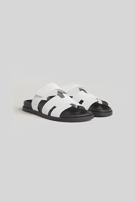 Sandália Chypre Blanc Epsom - Hermès — produto em fundo cinza-claro uniforme