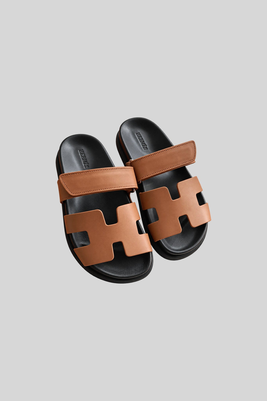Sandália Chypre Naturel Black - Hermès: foto 1 em fundo cinza-claro