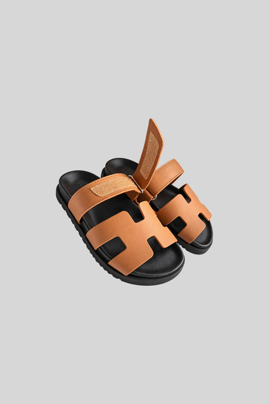 Sandália Chypre Naturel Black - Hermès: foto 2 em fundo cinza-claro