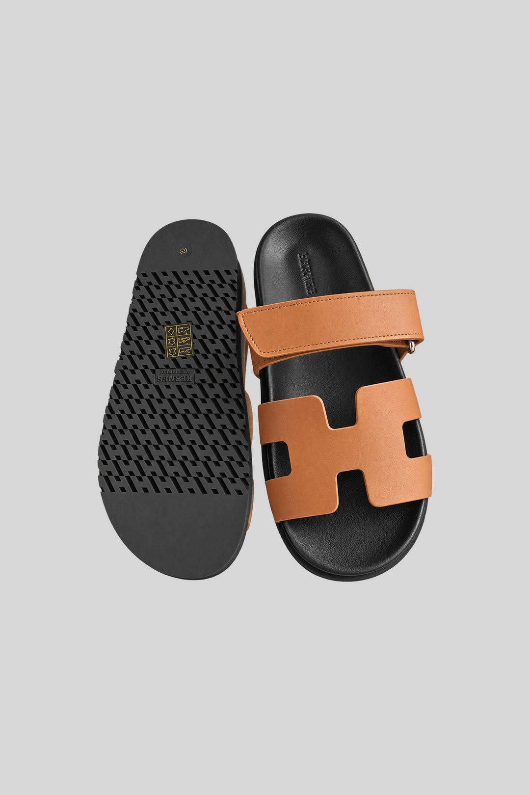Sandália Chypre Naturel Black - Hermès: foto 3 em fundo cinza-claro