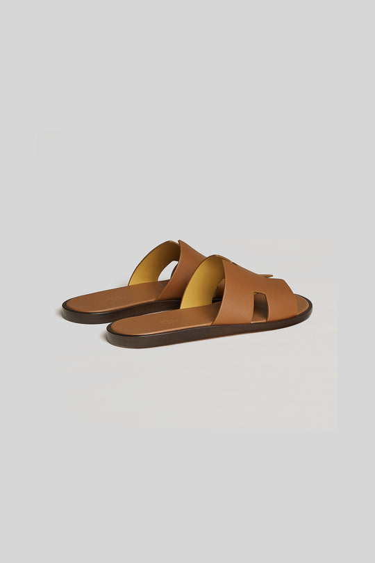 Sandália Izmir Gold - Hermès — produto em fundo cinza-claro uniforme