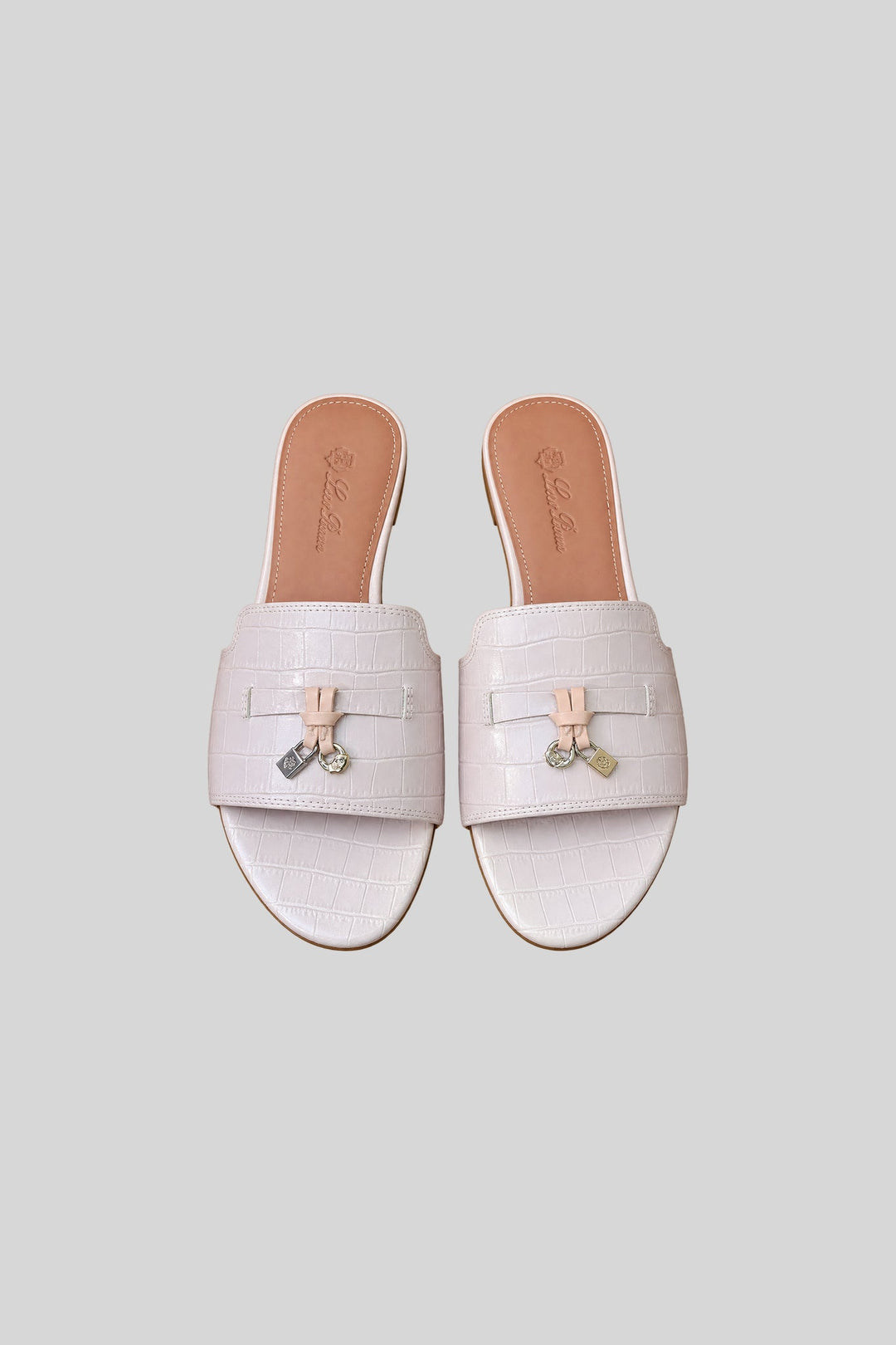 Sandália Summer Charms Suede Croco - Loro Piana: foto 1 em fundo cinza-claro