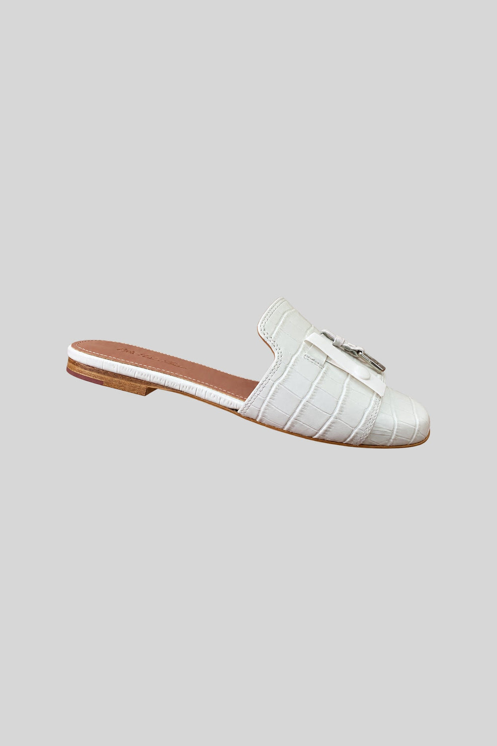Sandália Summer Charms Suede Croco - Loro Piana: foto 2 em fundo cinza-claro