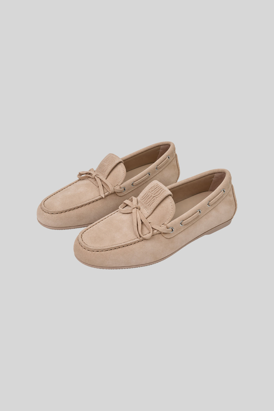 Mocassim Dior bege — par em fundo cinza-claro