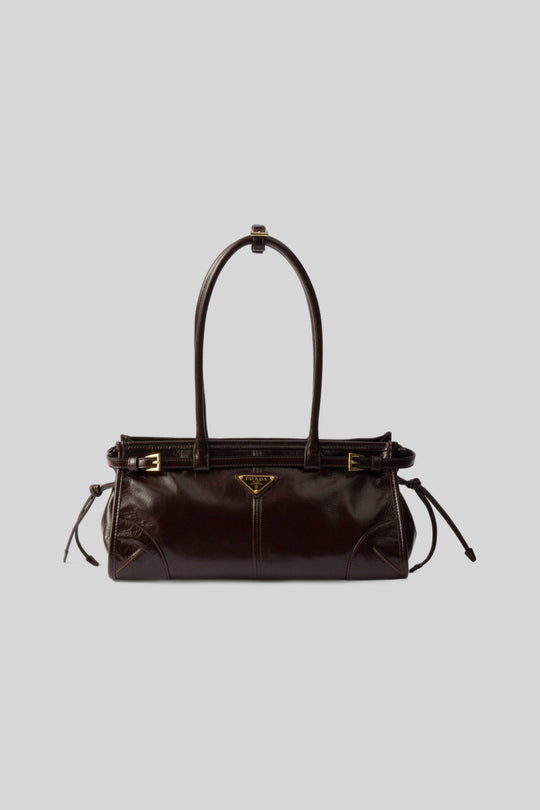 Bolsa Aimée de ombro marrom - Prada — fotografia de produto em fundo cinza-claro
