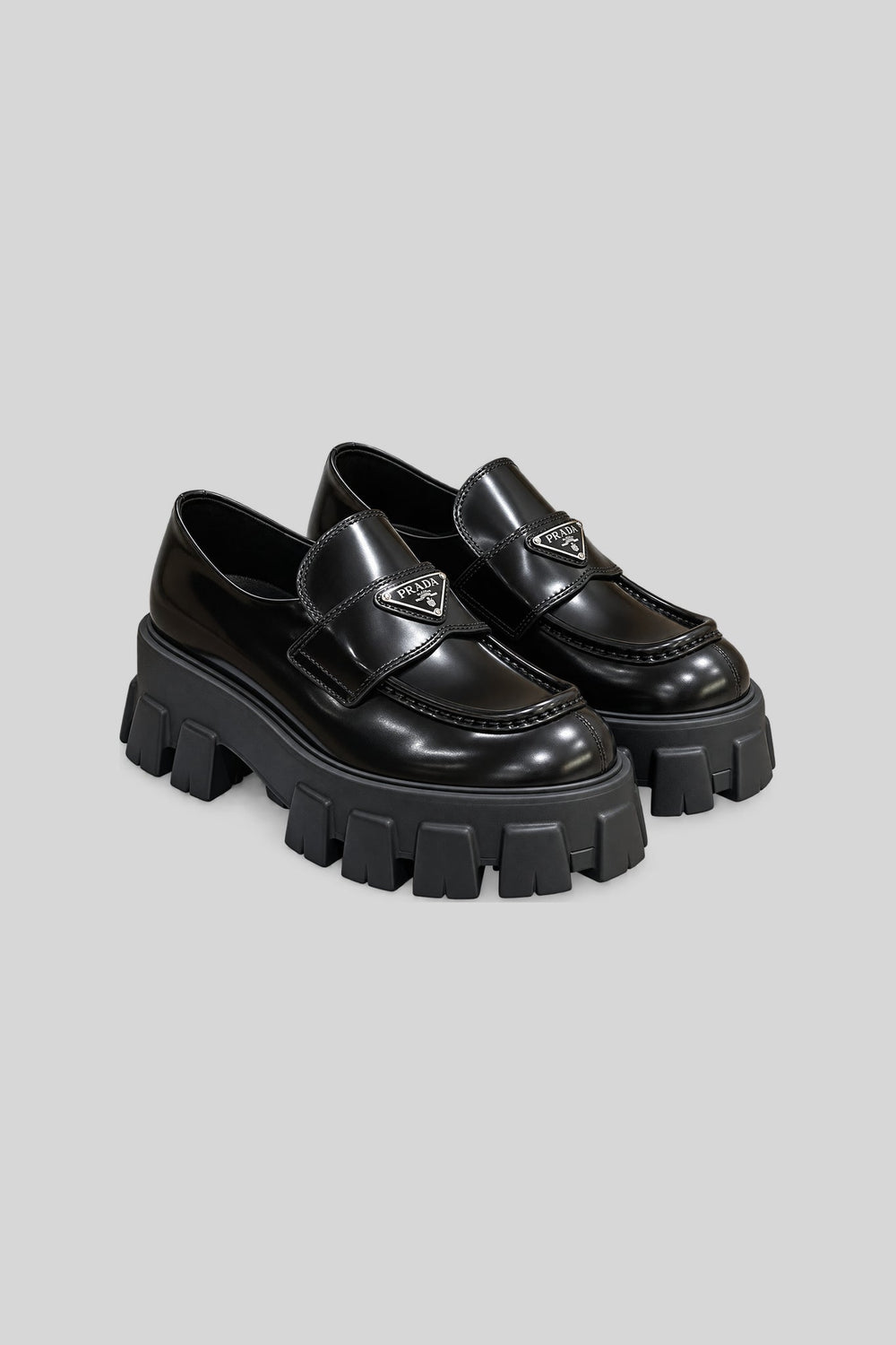 Mocassim Monolith em couro - Prada: foto 2 em fundo cinza-claro