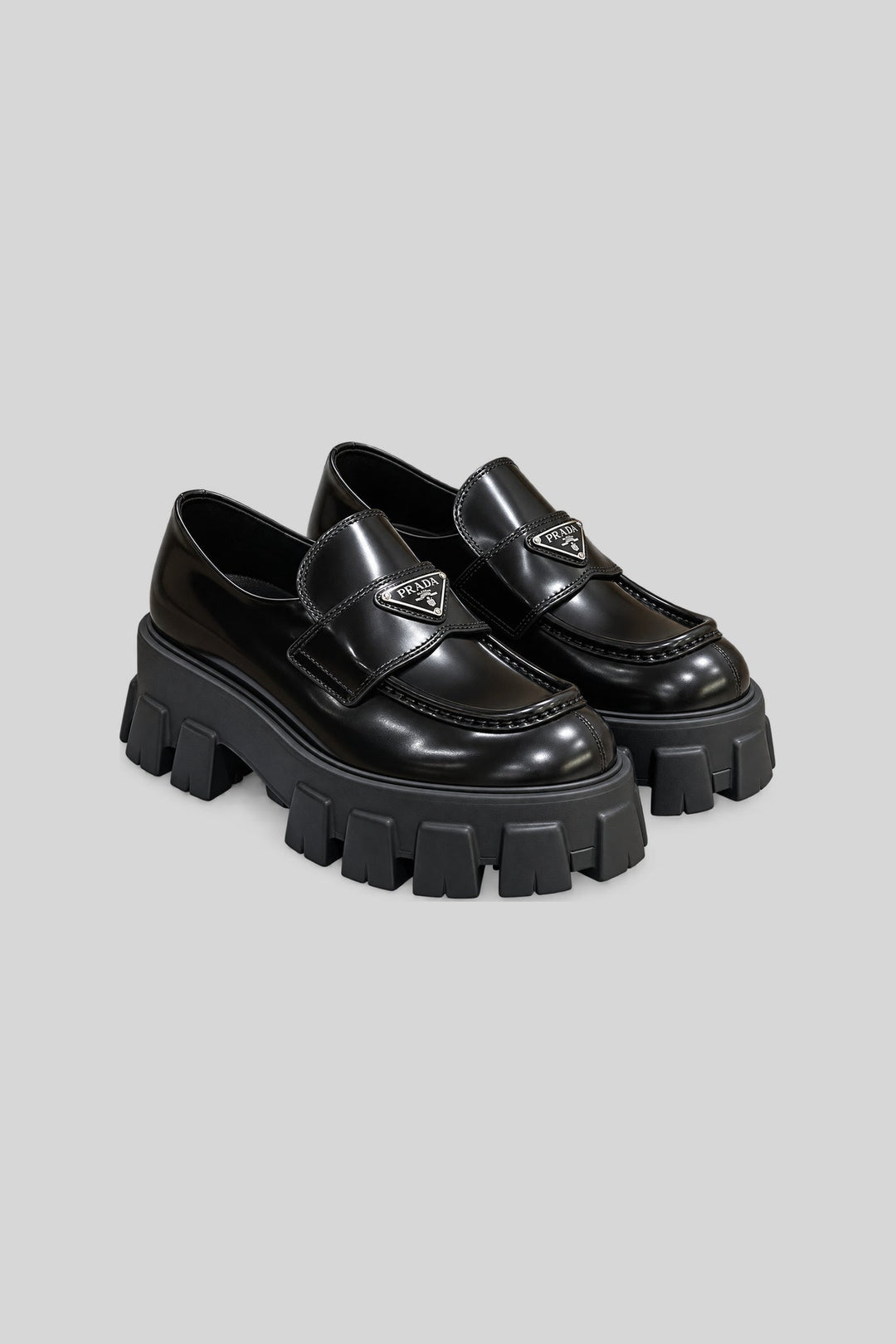 Mocassim Monolith em couro - Prada: foto 2 em fundo cinza-claro