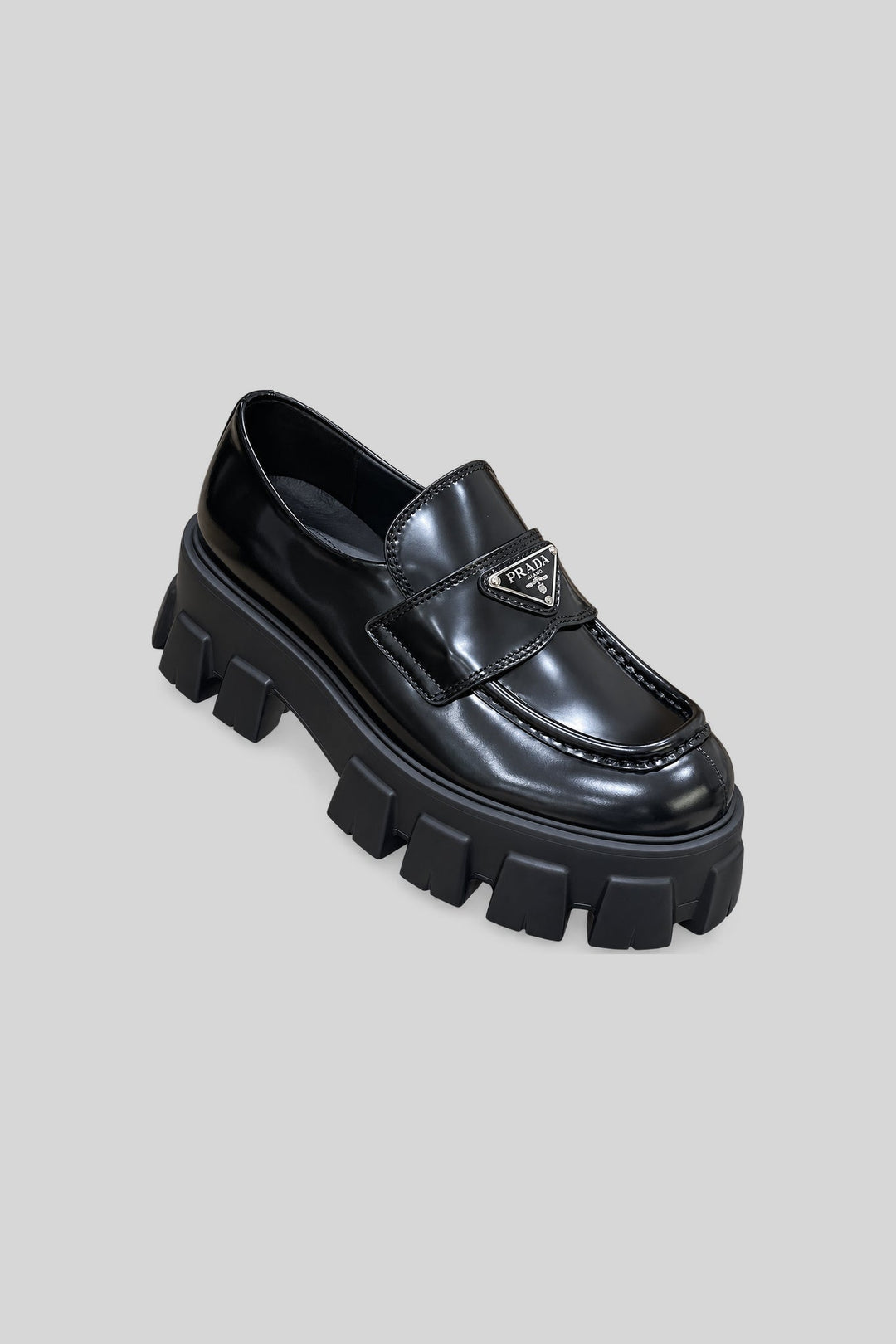 Mocassim Monolith em couro - Prada: foto 3 em fundo cinza-claro