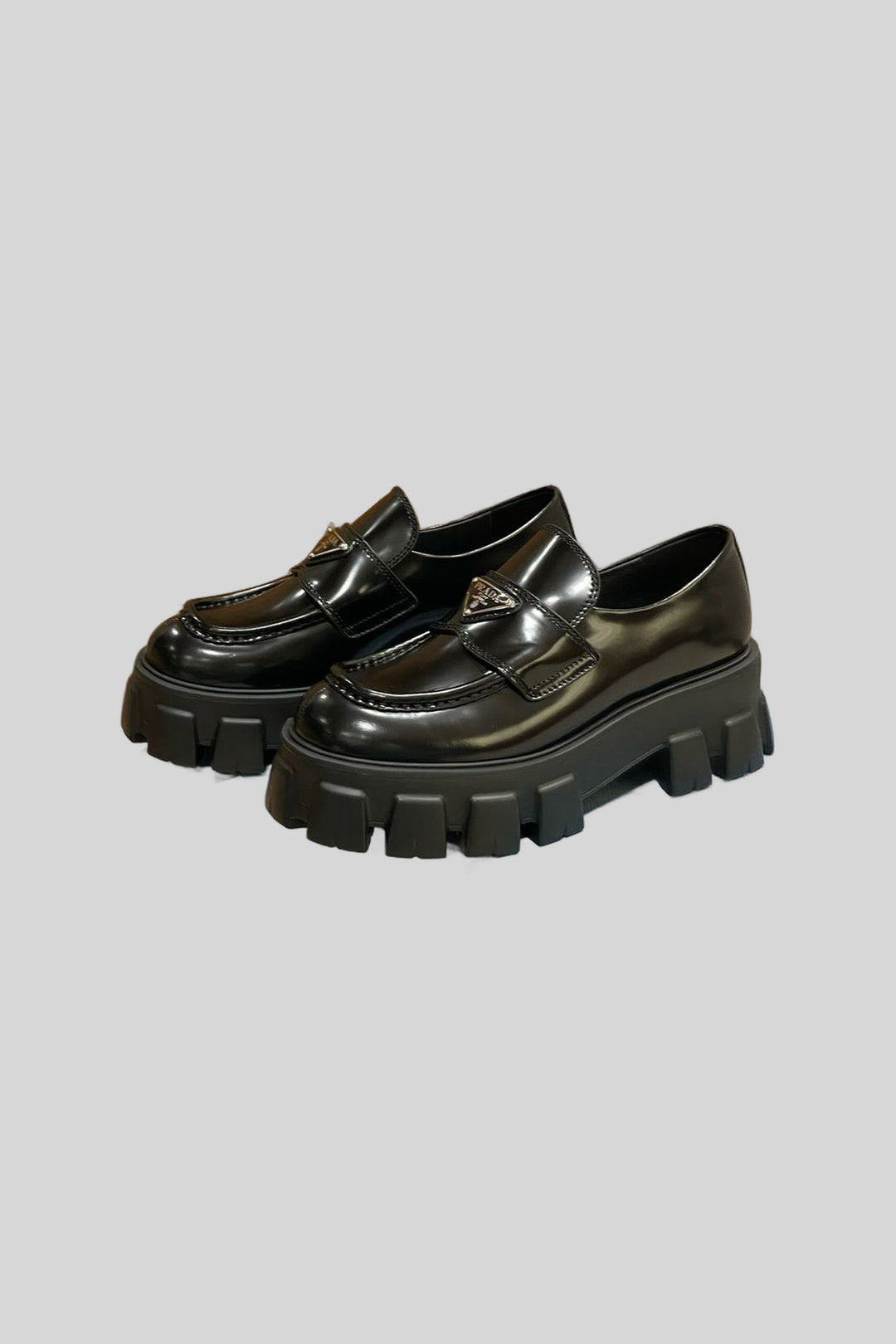 Mocassim Monolith em couro - Prada — produto em fundo cinza-claro uniforme