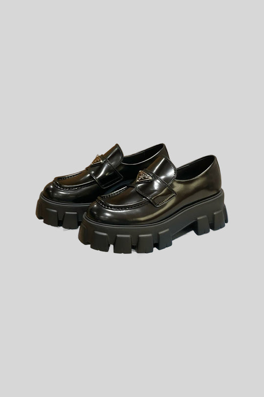 Mocassim Monolith em couro - Prada — produto em fundo cinza-claro uniforme