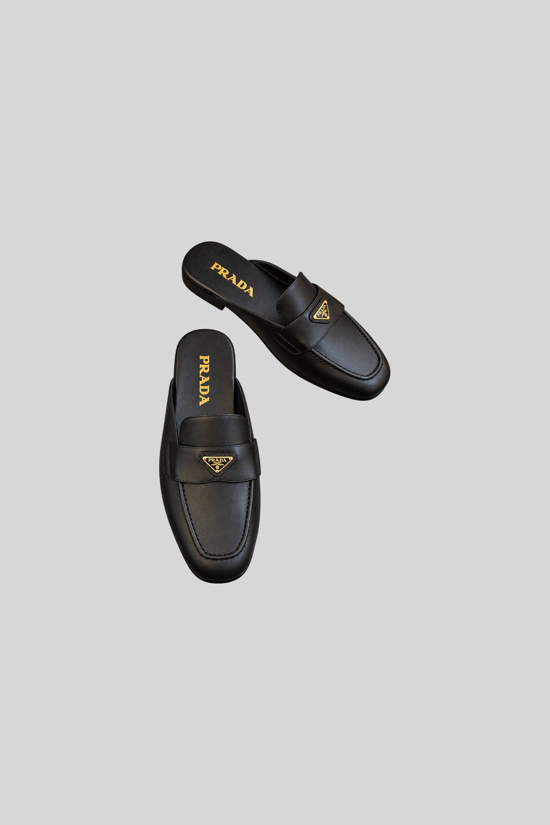 Mule Black - Prada: foto 1 em fundo cinza-claro