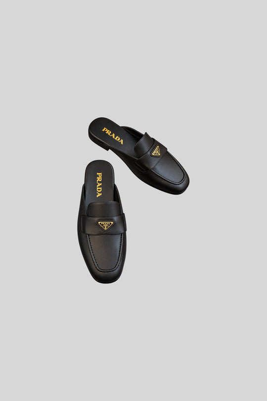 Mule Black - Prada: foto 1 em fundo cinza-claro