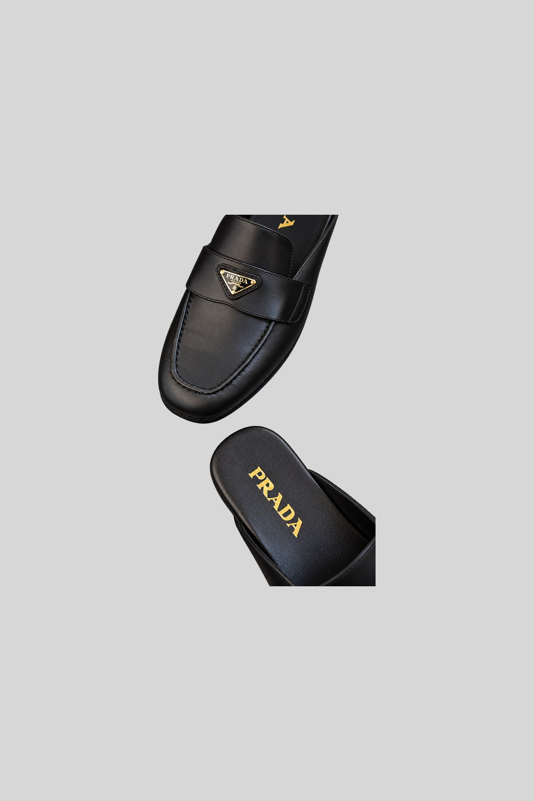 Mule Black - Prada: foto 3 em fundo cinza-claro