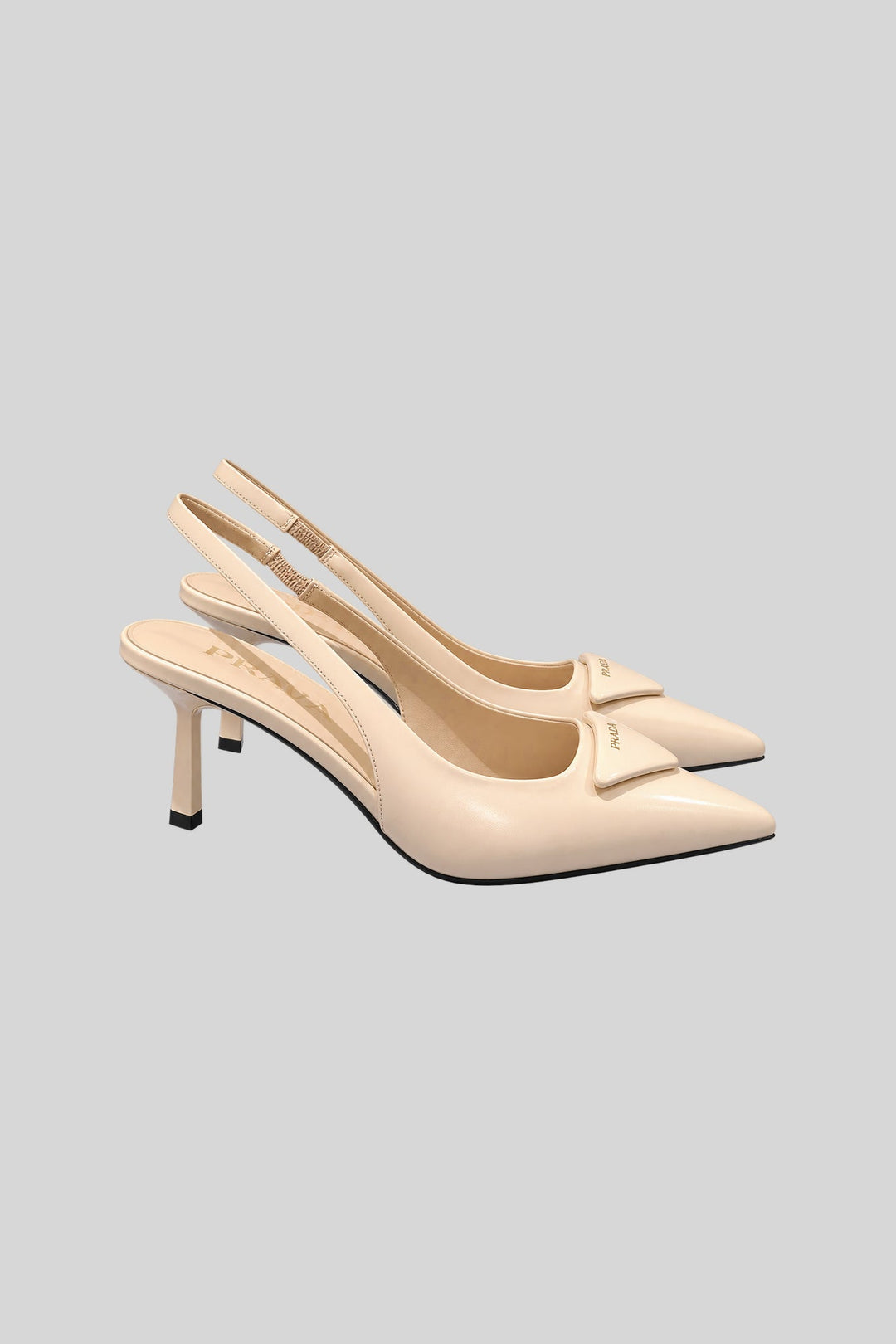 Scarpin Slingback nude - Prada: foto 2 em fundo cinza-claro