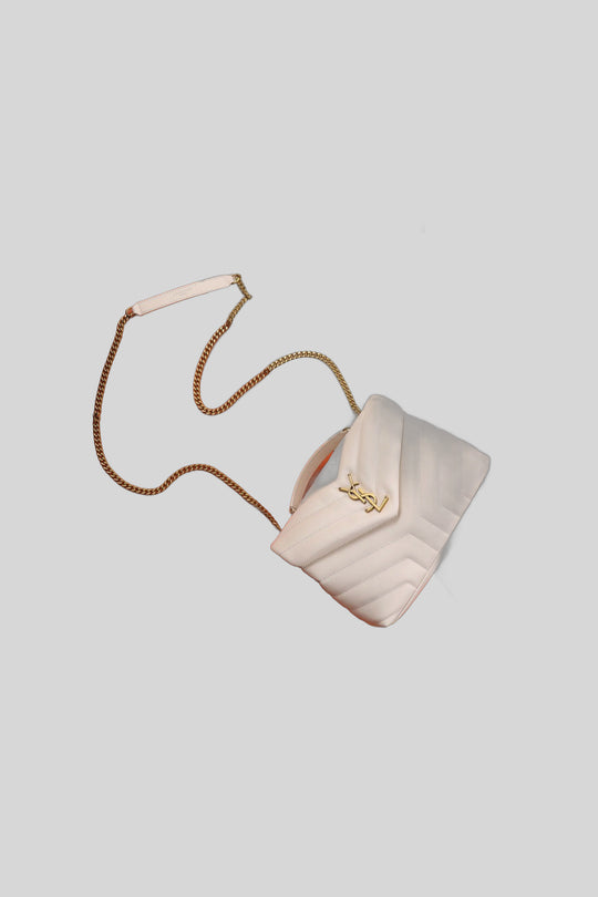 Bolsa Loulou Toy White com ferragens douradas - Saint Laurent — fotografia de produto em fundo cinza-claro