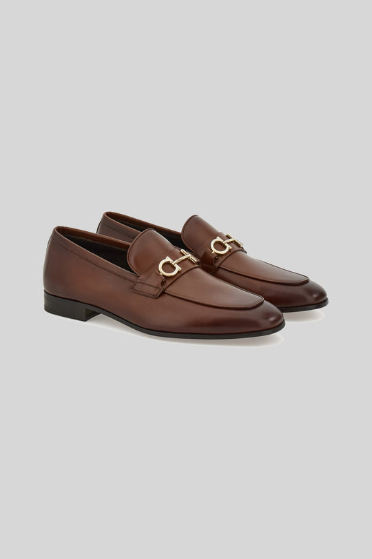 Sapato - Ferragamo — foto do modelo em fundo cinza-claro