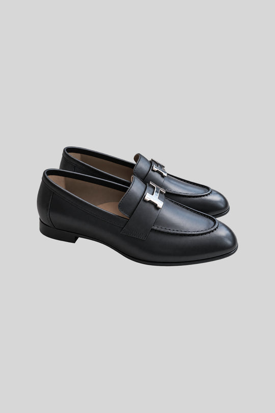 Sapato Hermès — ângulo lateral real, fundo cinza-claro