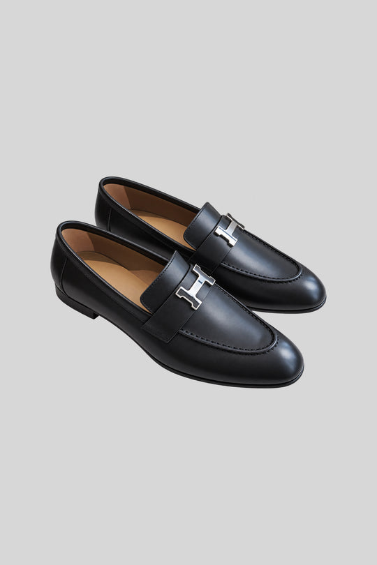 Sapato Hermès — ângulo superior real, fundo cinza-claro