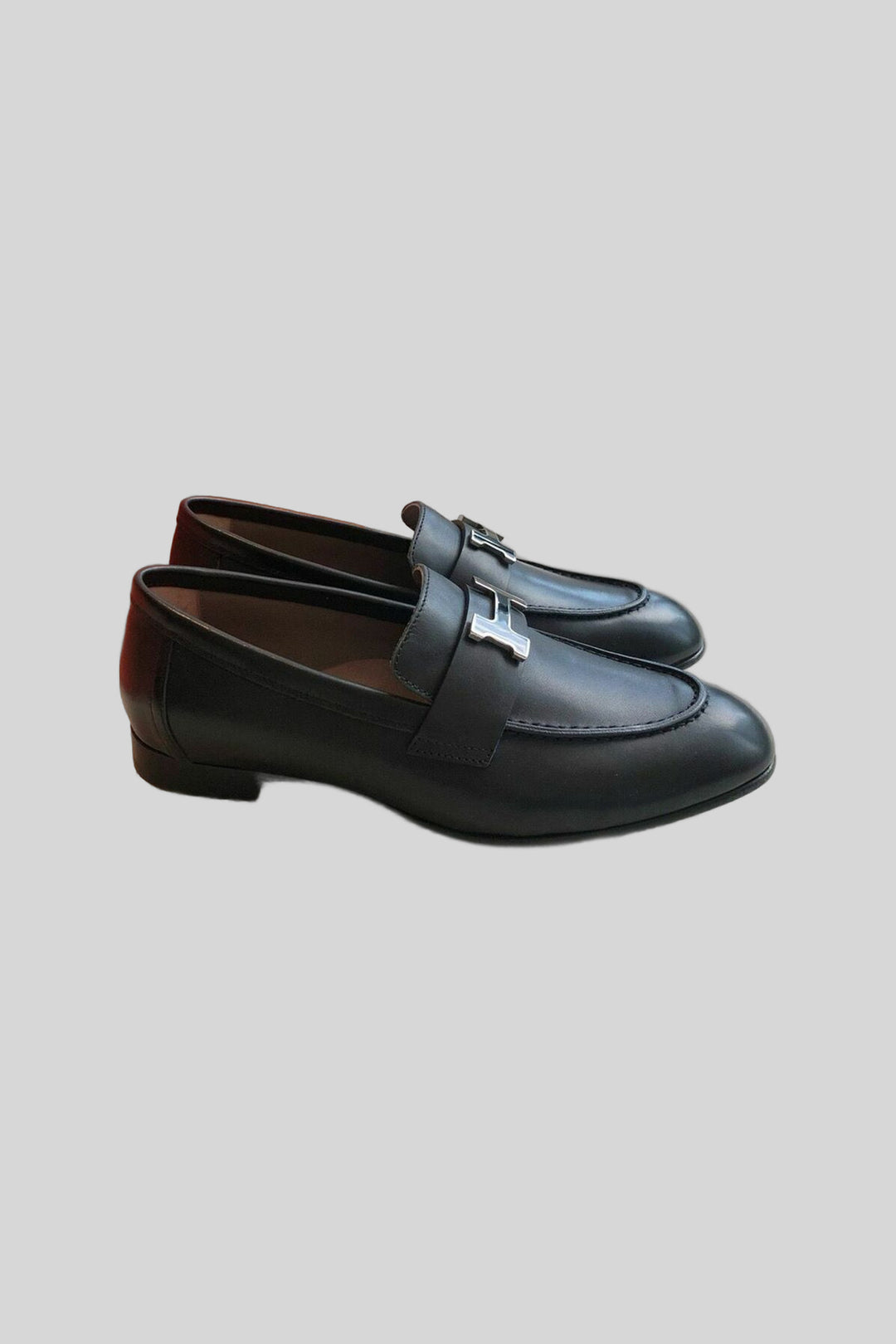 Sapato - Hermès — produto em fundo cinza-claro uniforme