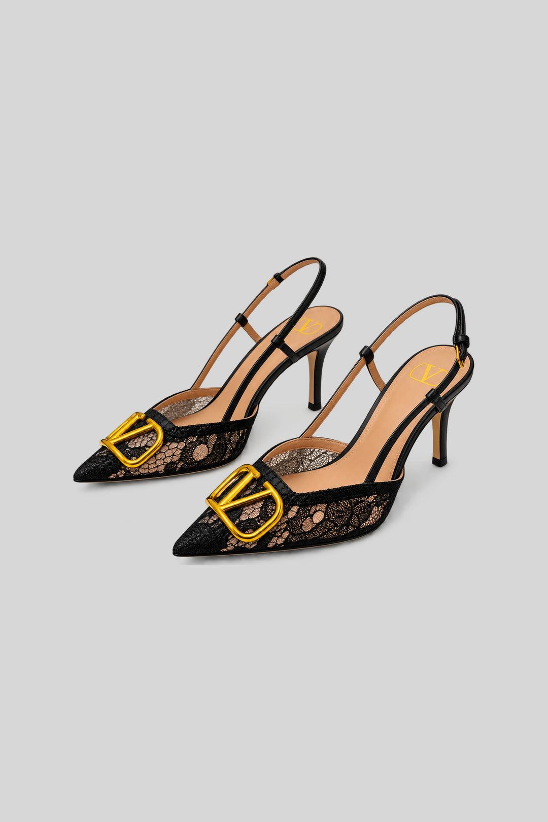 Scarpin Slingback VLogo Signature em Renda - Valentino Garavani: foto 2 em fundo cinza-claro