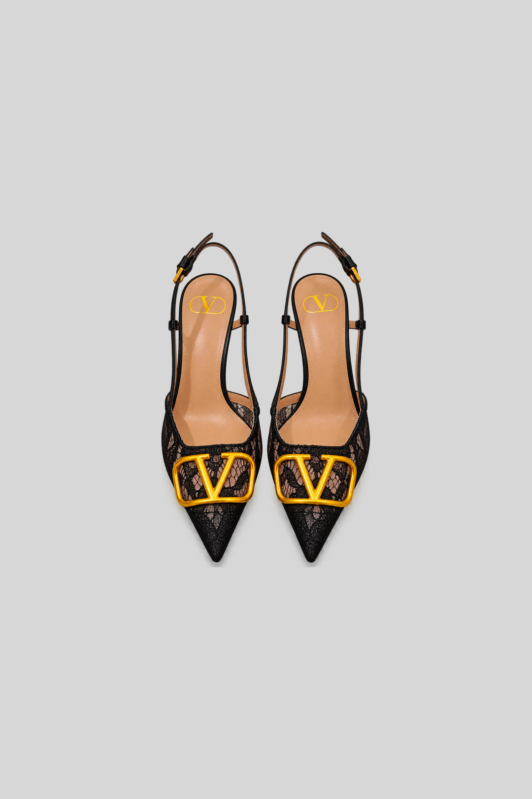 Scarpin Slingback VLogo Signature em Renda - Valentino Garavani: foto 3 em fundo cinza-claro