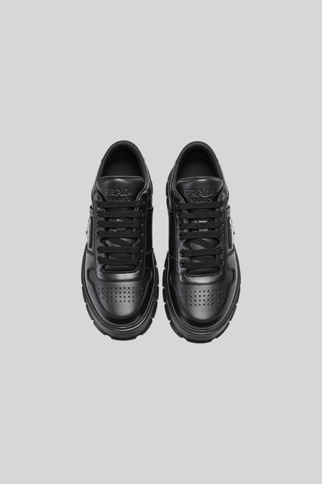 Tênis Downtown Bold all black - Prada: foto 2 em fundo cinza-claro