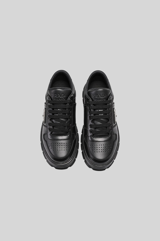 Tênis Downtown Bold all black - Prada: foto 2 em fundo cinza-claro
