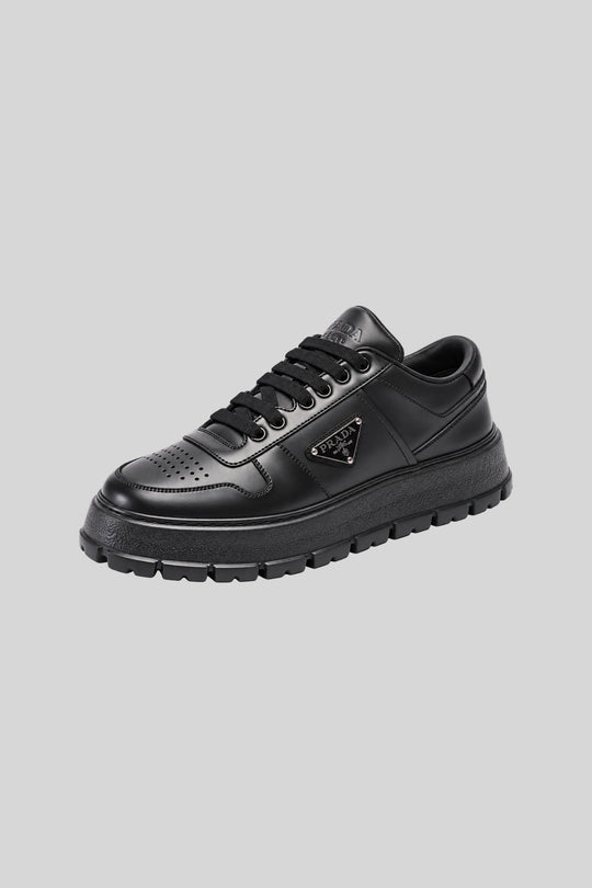 Tênis Downtown Bold all black - Prada: foto 3 em fundo cinza-claro