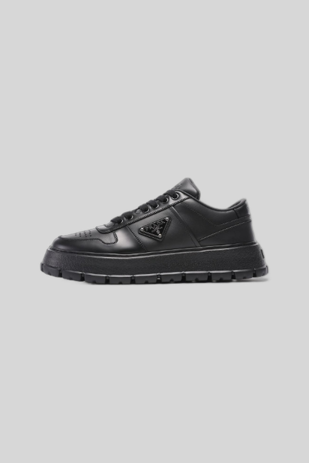 Tênis Downtown Bold all black - Prada — produto em fundo cinza-claro uniforme