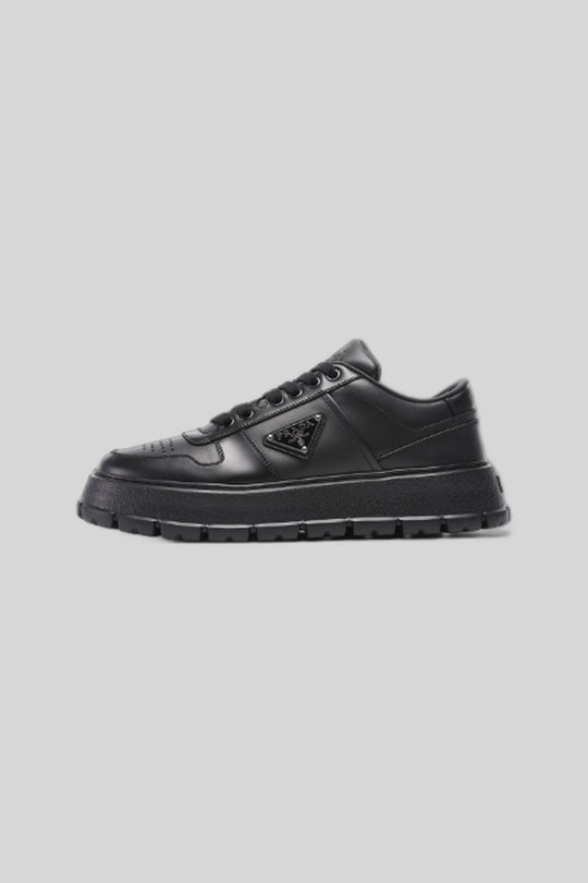 Tênis Downtown Bold all black - Prada — produto em fundo cinza-claro uniforme
