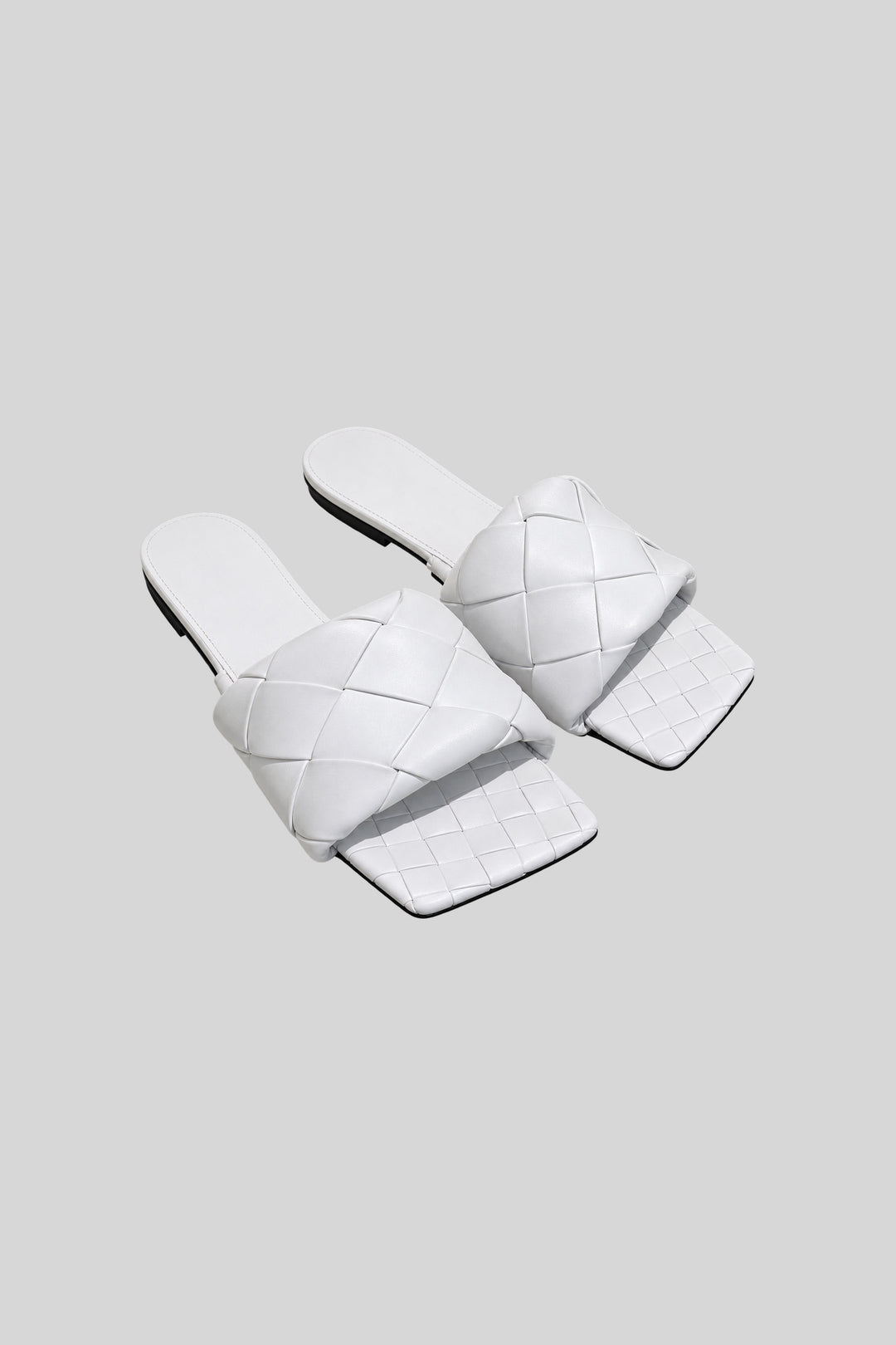 Sandália plana Lido Optic White - Bottega Veneta: foto 1 em fundo cinza-claro