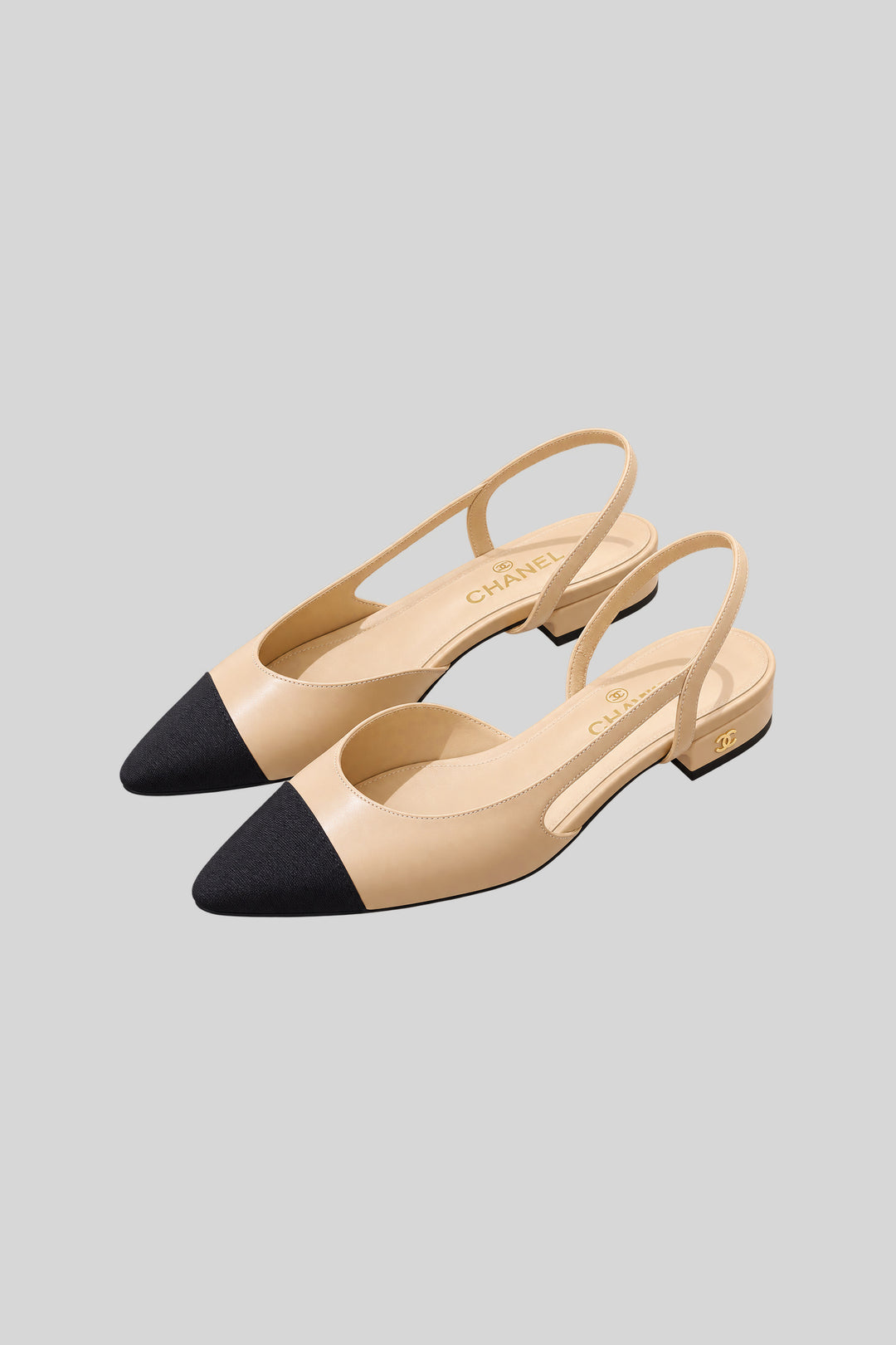 Sapatilha Slingback Bicolor - Chanel: foto 1 em fundo cinza-claro