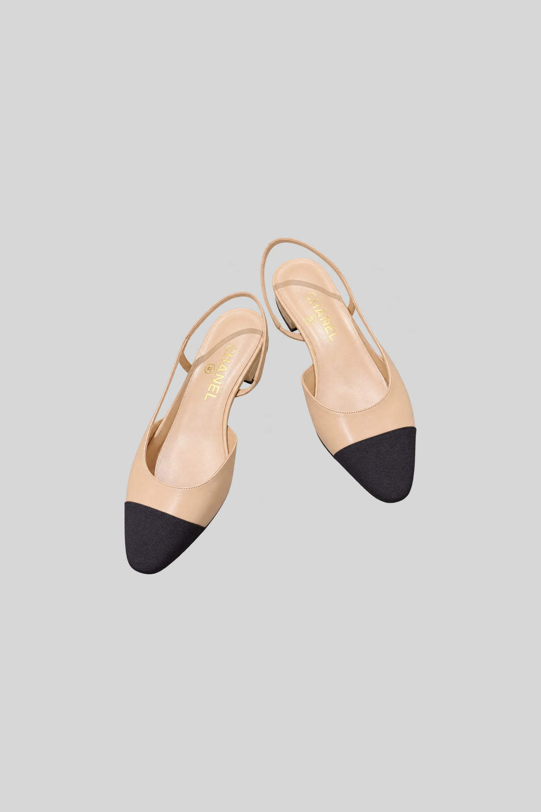Sapatilha Slingback Bicolor - Chanel: foto 2 em fundo cinza-claro