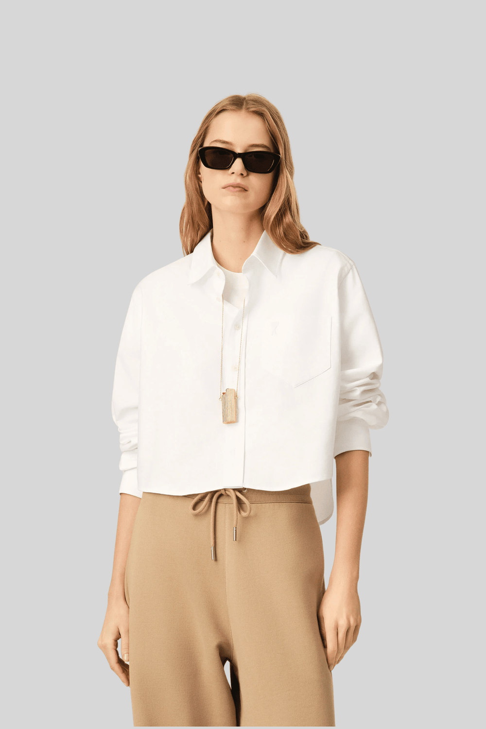 Camisa feminina cropped branca AMI Paris, modelo vestindo a peça