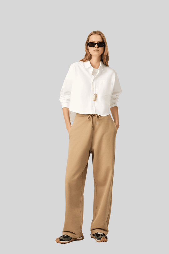 Camisa feminina cropped branca AMI Paris, modelo em enquadramento aberto