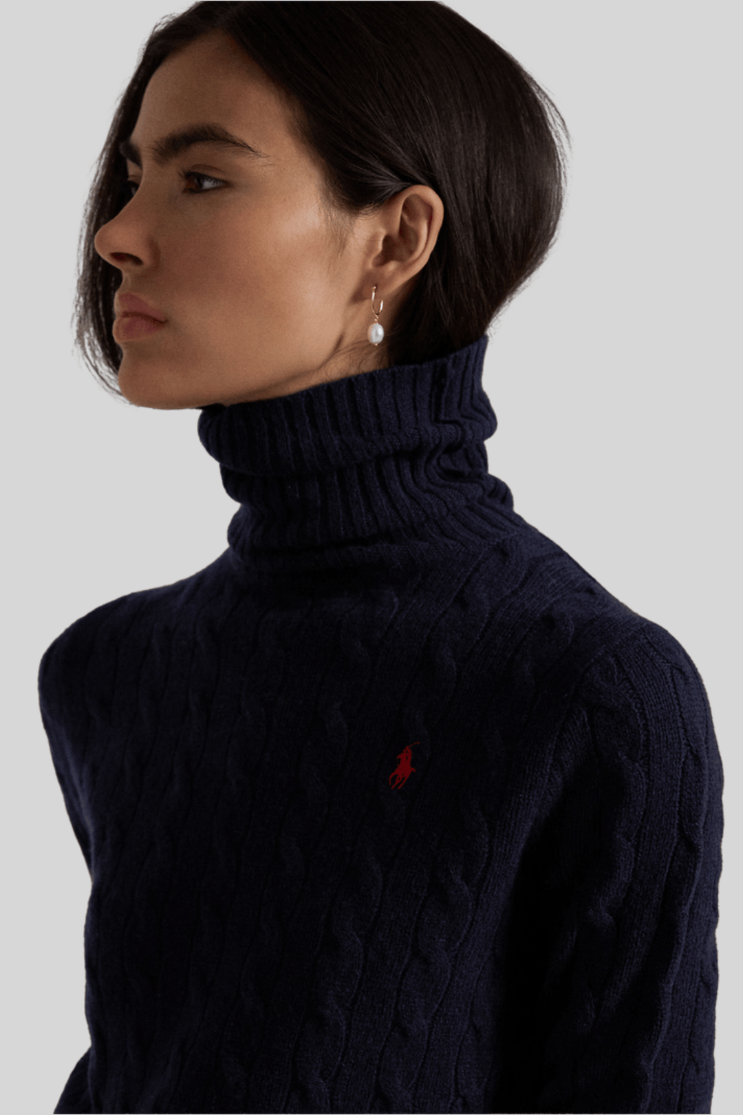 sueter gola alta marinho, detalhe no corpo da modelo