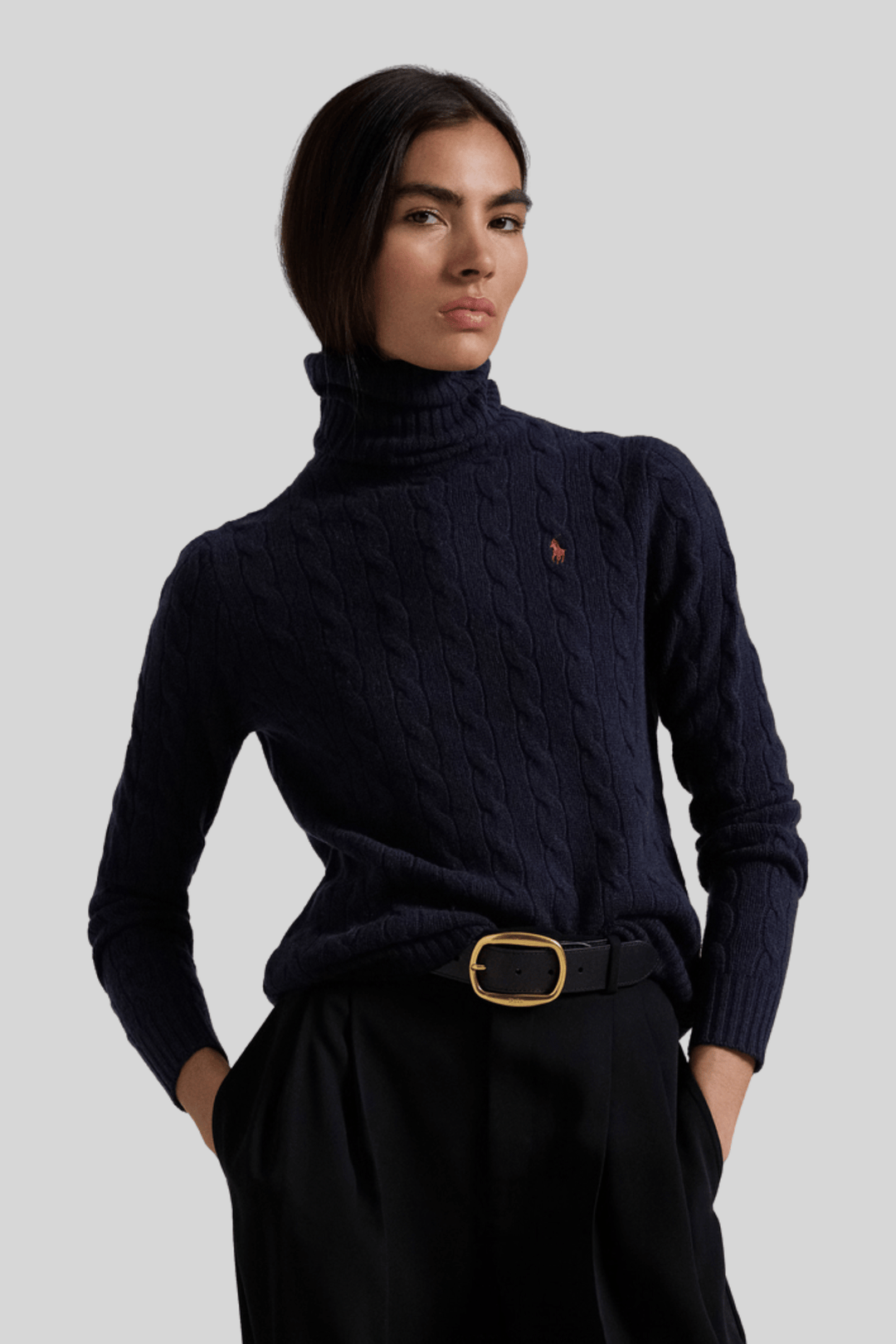 sueter gola alta marinho, modelo vestindo a peça