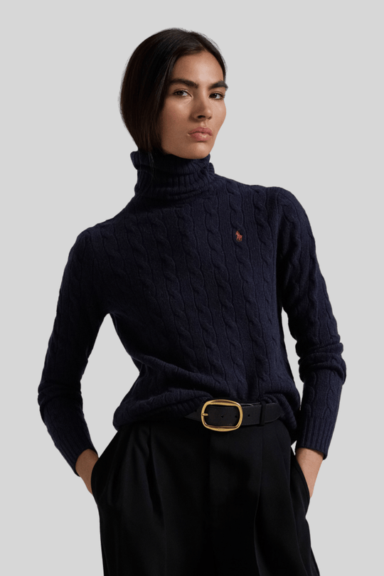 sueter gola alta marinho, modelo vestindo a peça