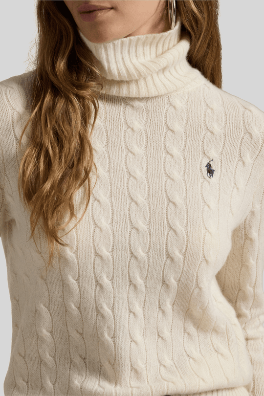 sueter gola alta off white, detalhe no corpo da modelo