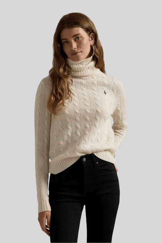 sueter gola alta off white, modelo vestindo a peça