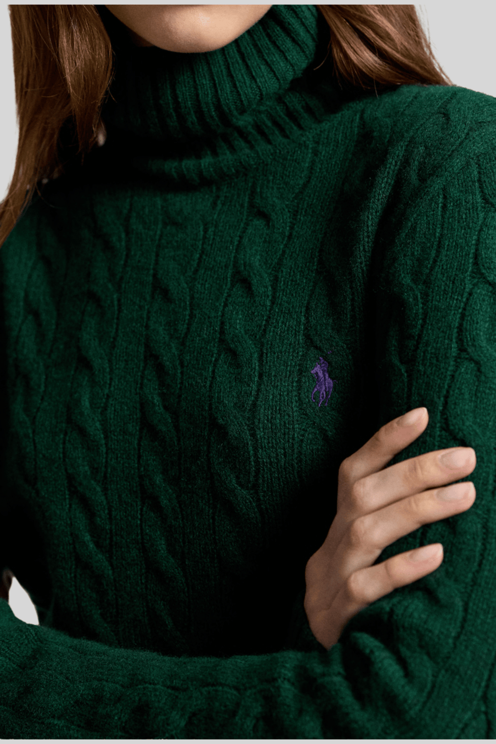 sueter gola alta verde, detalhe no corpo da modelo