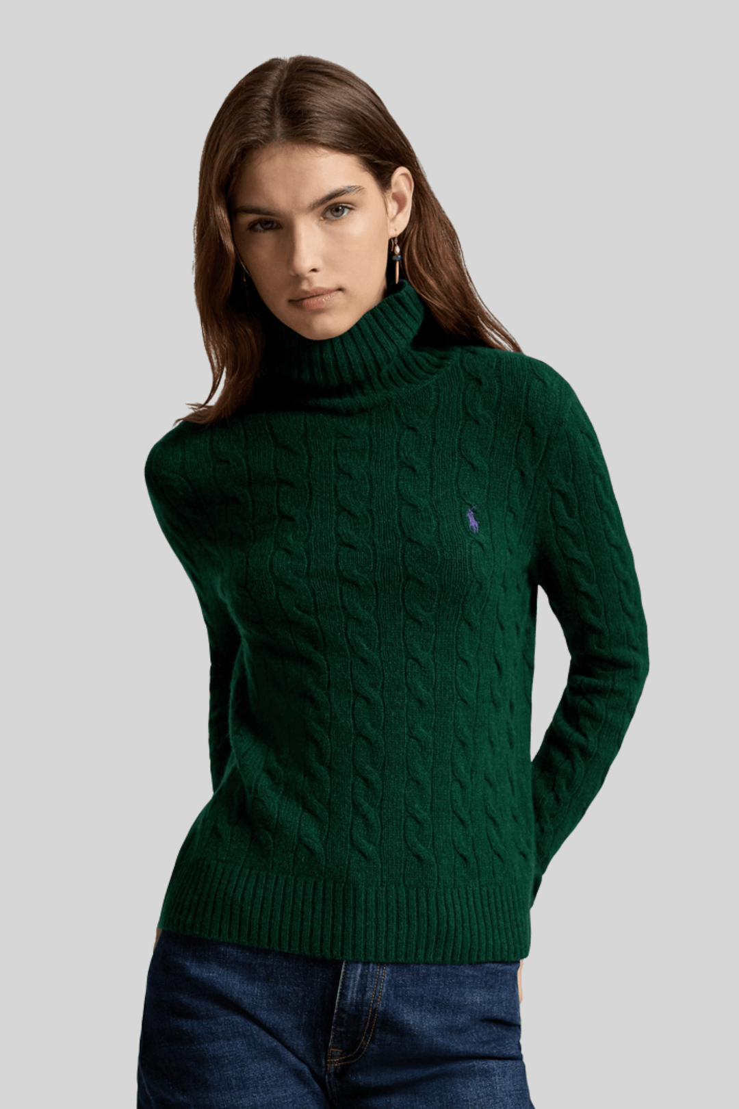 sueter gola alta verde, modelo vestindo a peça