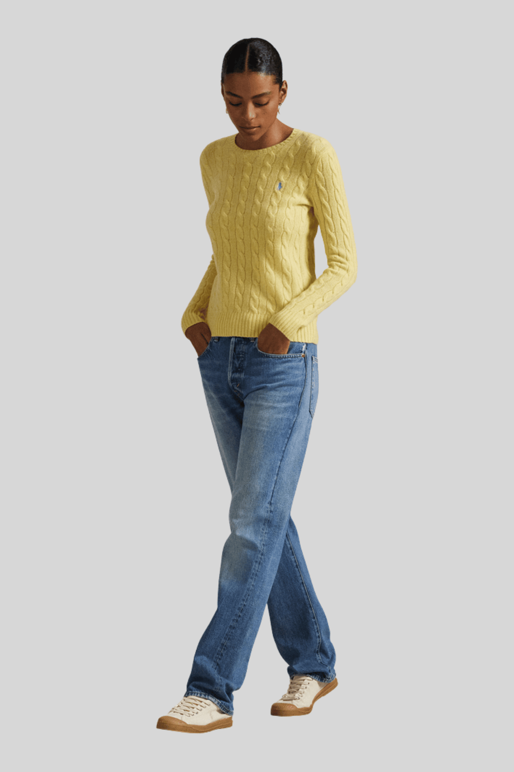 sueter trancado amarelo, modelo vestindo a peça